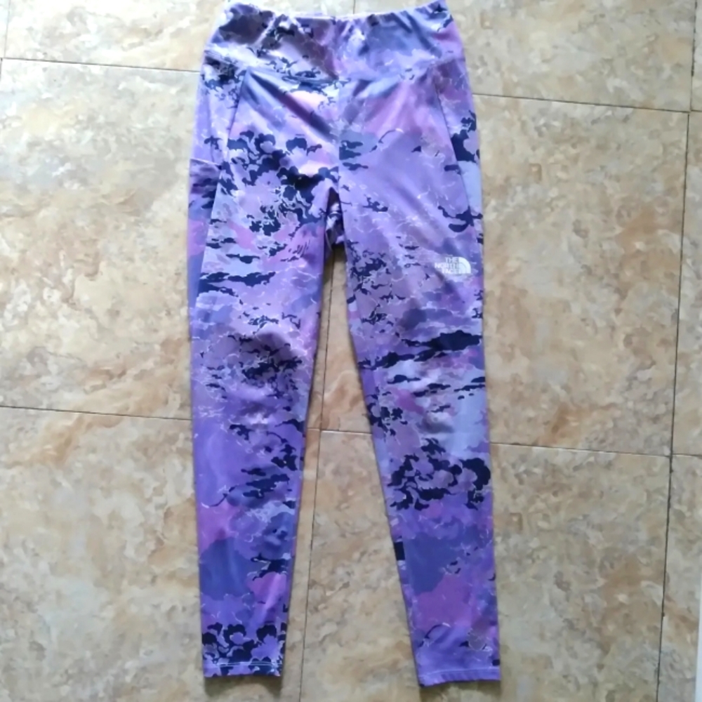 The North Face On Mountain Girls Camo leggings, size Large